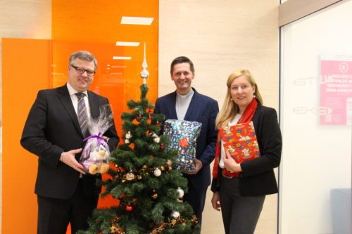 Mag. Clemens Eigner und Mag. Sabrina Schütz-Oberländer übergaben die Spenden an Dompfarrer Peter Allmaier. (© Foto: Dompfarre ) Mag. Clemens Eigner und Mag. Sabrina Schütz-Oberländer übergaben die Spenden an Dompfarrer Peter Allmaier. (© Foto: Dompfarre )