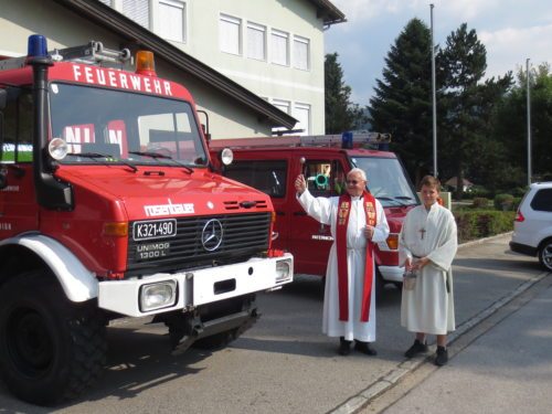 Segnung der Fahrzeuge (© Foto: Georg Tangerner)