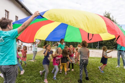 Spiel und Spass gleich zu Beginn mit dem “Fallschirmtuch“ (Foto: © Peter Artl)