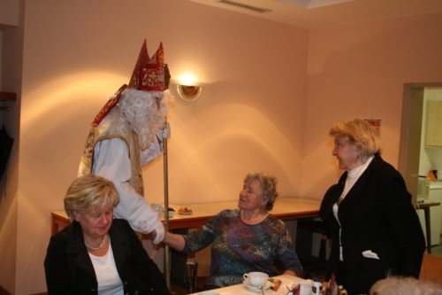Der Nikolaus zu Besuch in der Seniorenresidenz. (© Foto: Stadtpastoral)