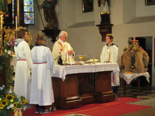 Festgottesdienst mit Erntedankkrone (© Foto: Lydia Messner)