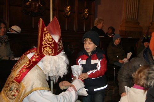 Für jedes Kind gab es auch ein Sackerl mit Nüssen, Mandarinen und Süßem. (© Foto: Stadtpastoral)