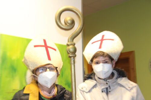 Unsere Nikolausdarstellerinnen Frau Brandner und Frau Regittnig (C) Brigitte Weber