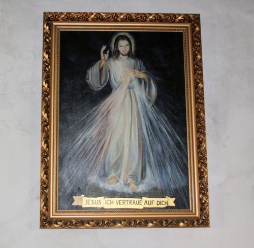 Christlicher Glaube: Vertrauen auf Gott und Begegnung mit Jesu. „Jesus ich vertraue auf dich“ – Bild in der Pfarrkirche St. Stefan. (Foto: PSt).