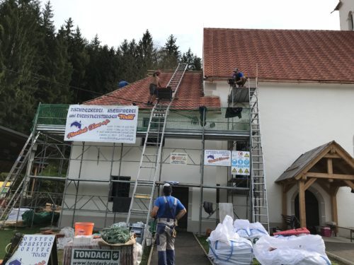 Neudeckung des Kirchendaches der Filialkirche Bach-Potoče im Jahre 2018&nbsp;•&nbsp;Novo kritje podružne cerkve v Potočah (Pfarrarchiv Neuhaus-Suha)