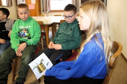 Lina erklärt (C) Brigitte Weber