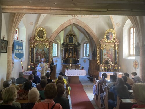 Em. Pfarrer Stanko Trap erklärt die Magdalenenkapelle • Dolgoletni župnik Ziljske Bistrice je predstavil Kápelo (Foto: Pfarrarchiv Neuhaus- Suha)