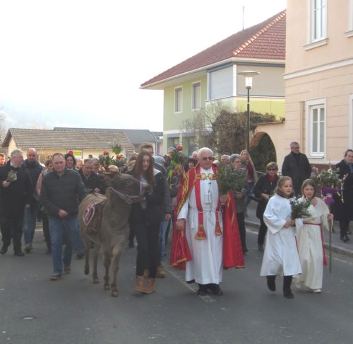 Einzug in die Kirche, begleitet von Eselin “Eva“ (© Foto: Lydia Messner)