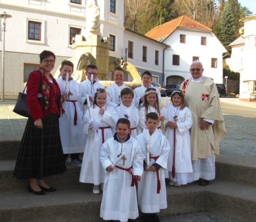 Die 10 Kinder mit Herrn Pfarrer Weyerer und Frau Religionslehrerin Salentinig vor dem Einzug in die Kirche (© Foto: Lydia Messner)