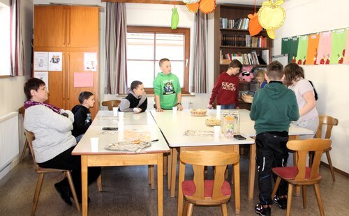 Zuckerln verteilen (C) Brigitte Weber