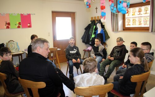 Beginn der Ministrantenstunde (C) Brigitte Weber