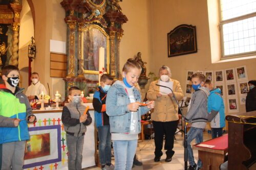 Kinder lesen die Fürbitten (C) Lukas Brandner