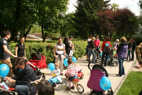 Ein buntes Bild bei der ersten Kinderwagenwallfahrt. (© Foto: Stadtpastoral)