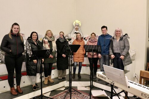 Die Singgruppe Kayama umrahmte die feierliche Hauptandacht (Foto: PAss Peter Artl)