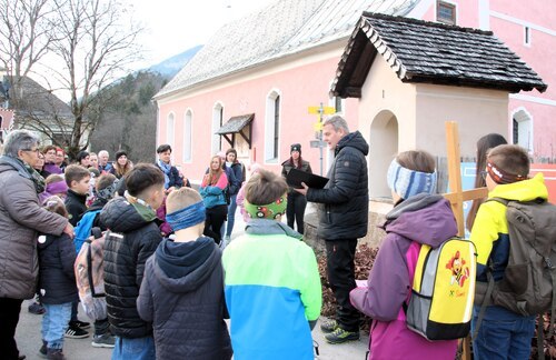 Wir beginnen den Kreuzweg (C) Brigitte Weber