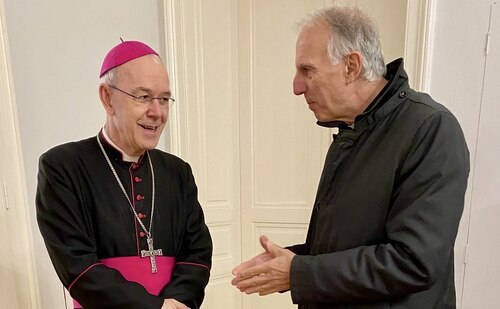 Bischof Athanasius Schneider ORC und Pfarrer Josef Scharf im Gespräch (Foto: Stichaller)