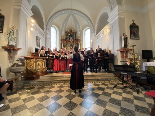 Heimatklang Bach sang im Rahmen der KunstSinnNeuhaus Wachen in der Pfarrkirche Schwabegg • Potoški mešani zbor je bil na pobudo občine Suha v farni cerkvi v Žvabeku (Foto: Pfarrarchiv Schwabegg- Žvabek)