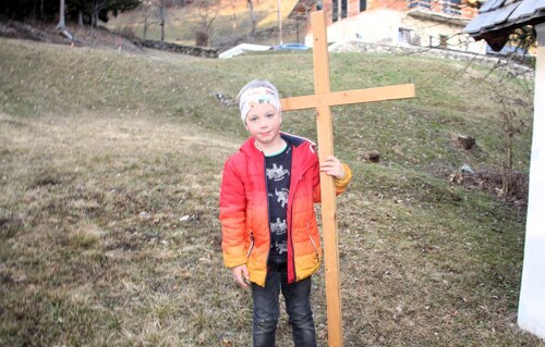 Kinder dürfen das Kreuz tragen (C) Brigitte Weber