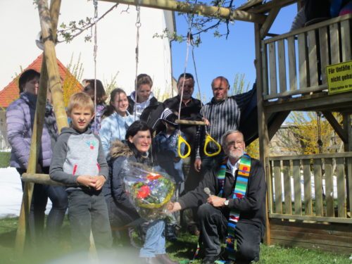StR Maria Knauder mitten drin bei den hocherfreuten Kindern, mit Pfarrer Wornik (© Foto: skn)