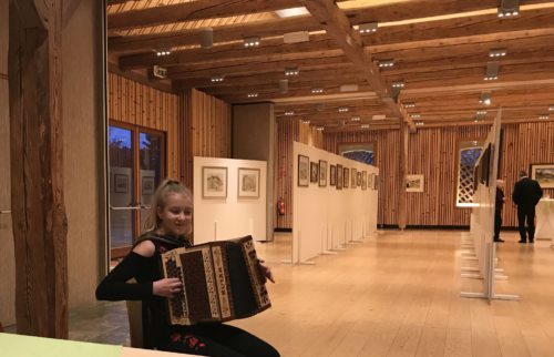 Flotte Harmonikaklänge für die interessierten Besucher (Foto: Claudia Kueschnig)