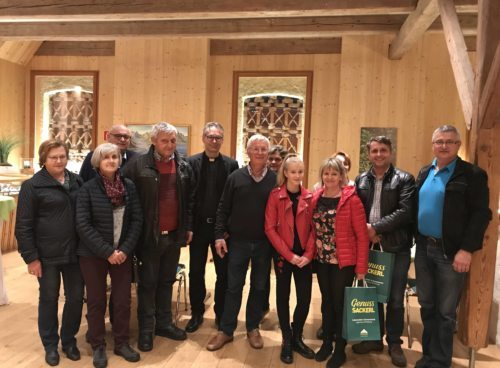 Manfred Probst mit den Besuchern aus den Pfarren Neuhaus- Suha und Schwabegg- Žvabek (Foto: Claudia Kueschnig))