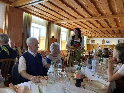 Ansprache der ältesten Tochter von Richard Burger zu seinem 80. Geburtstag im Gasthaus Luckner • Kocova Silvia se zahvali očetu za vso ljubezen in vse gostom za njihov prihod (Foto: Pfarrarchiv Schwabegg- Žvabek)