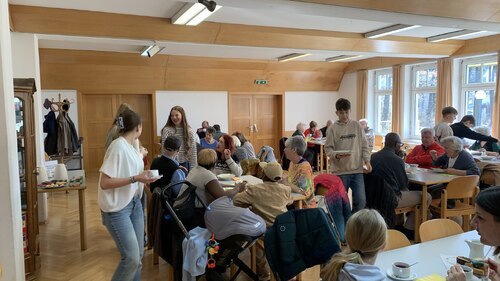 Die Firmlinge beim Servieren halfen (@ Foto: PHilfere Halyna Fito)