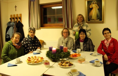 “Befüllerinnen“ bei der Jause (C) Brigitte Weber “Befüllerinnen“ bei der Jause (C) Brigitte Weber
