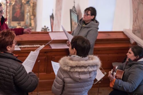 St. Ulircher Singgruppe mit Leiterin Michi Kaufmann (© Peter Artl)