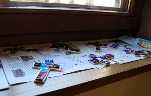 Mosaikkreuze der Kinder (C) Brigitte Weber