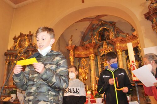 Philipp liest eine Fürbitte (C) Firmling Hannah Kalcher aus Berg Philipp liest eine Fürbitte (C) Firmling Hannah Kalcher aus Berg