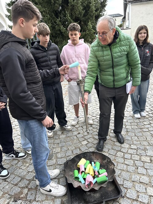 Ein eindrucksvolles Zeichen setzte das Verbrennen der zuvor geschriebenen „Klagezettel“. (Foto: © Gloria Witasek)
