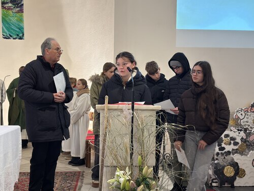 Firmlinge brachten die Fürbitten dar. (Foto: PAss. Peter Artl)