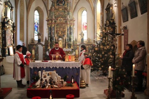Hl. Messe am Stephanitag - in der Mitte des Hochaltares das Holzrelief: Steinigung des hl Stephanus. (Bild: PSt). Hl. Messe am Stephanitag - in der Mitte des Hochaltares das Holzrelief: Steinigung des hl Stephanus. (Bild: PSt).