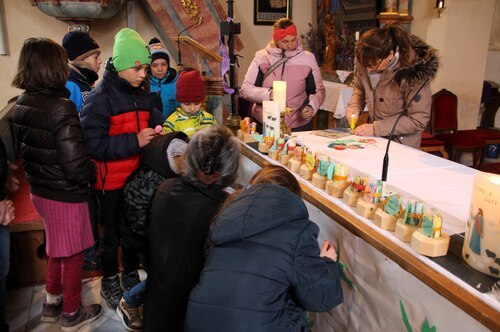 Altarbild kleben (C) Klaudia Fercher