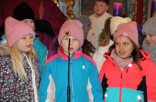 Kinder der 2. Klasse singen vor (C) Klaudia Fercher