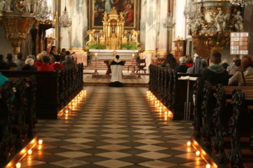 Stimmungsvolle Anbetungsstunde in der Klagenfurter Domkirche. (© Foto: Stadtpastoral)