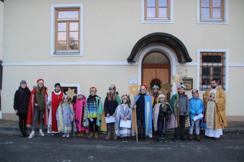 Die Sternsinger am 06. Jänner 2019 beim Pfarrhof St. Stefan. (Bild: PSt).