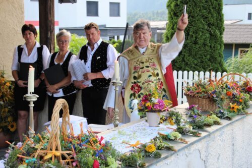 P. Medryk segnet die Sträuße (C) Brigitte Weber