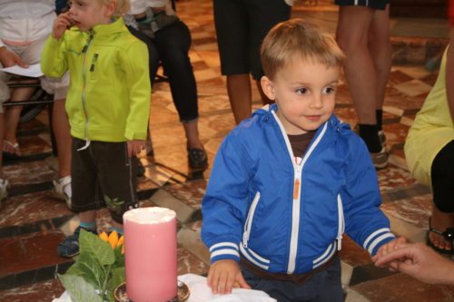Mit einem Krabbelgottesdienst beginnt das 1. Geburtstagsfest der Kirchenkinder. (© Foto: Stadtpastoral)