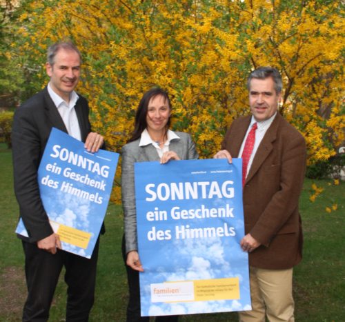 Dr. Alfred Trendl, Gudrun Kattnig und Andreas Henckel Donnersmarck präsentieren die Sonntagsplakate (© Foto: Standfest/ KFÖ) Dr. Alfred Trendl, Gudrun Kattnig und Andreas Henckel Donnersmarck präsentieren die Sonntagsplakate (© Foto: Standfest/ KFÖ)