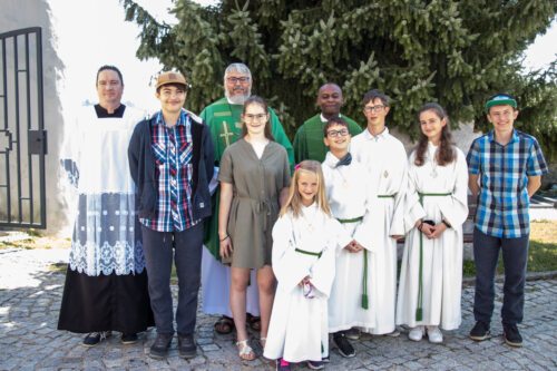 nach dem Gottedienst gab es die Möglichkeit zur Begegnung mit Kaplan John (Foto: © Peter Artl)