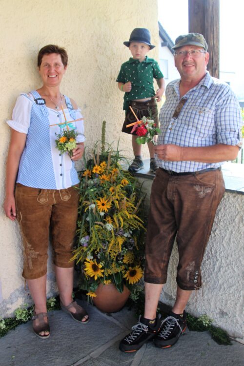 Frau und Herr Huber mit Enkel (C) Brigitte Weber