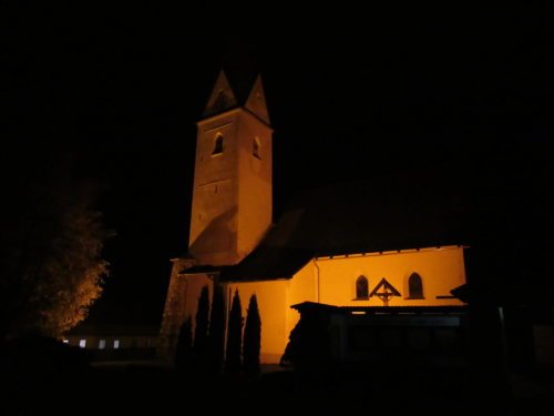 Die Pfarrkirche St. Stefan - orange beleuchtet. (Foto: PSt, 26. Nov. 2019, 18 Uhr).