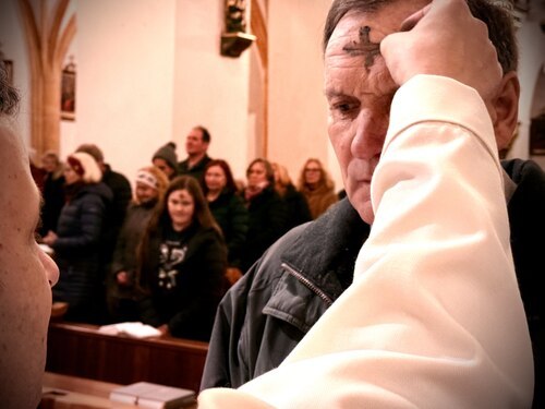 Zuspruch mit dem Zeichen der Asche (Foto: PAss. Peter Artl)