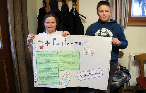 Lilly und Marcel mit dem Plakat (C) Brigitte Weber