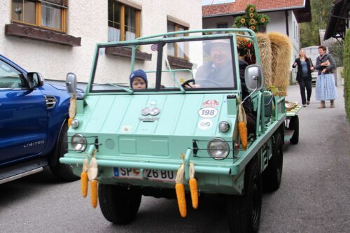 Herr Huber und Enkel mit der Erntekrone (C) Brigitte Weber Herr Huber und Enkel mit der Erntekrone (C) Brigitte Weber