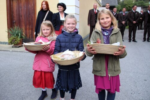 Kinder mit Erntekörbe (C) Brigitte Weber