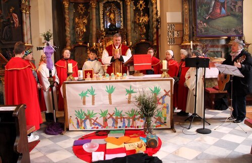 Um den Altar versammelt (C) Marcel Stocker