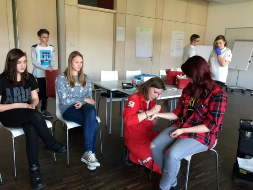 Viel Praktisches erfuhren und gestalteten die Firmlinge beim Roten Kreuz. (© Foto: Dr. Christiana Potocnik) Viel Praktisches erfuhren und gestalteten die Firmlinge beim Roten Kreuz. (© Foto: Dr. Christiana Potocnik)